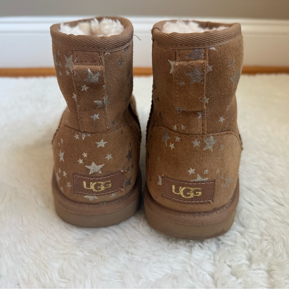 Kids UGG Mini II Stars Suede Shearling Lined Boots (Chestnut & Silver) - Picture 3 of 4